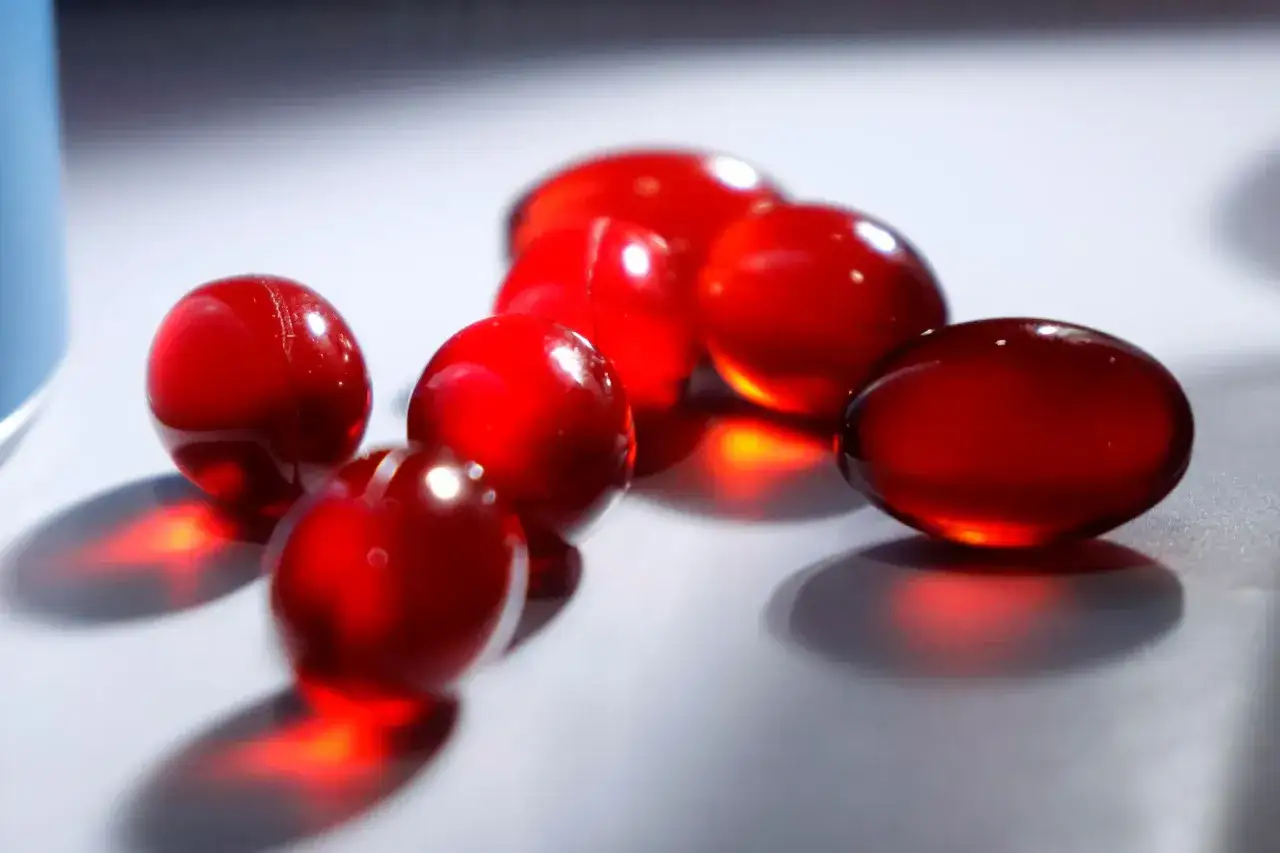 Rote Kapseln, die Astaxanthin enthalten könnten. Mögliche astaxanthin nebenwirkungen sind selten, aber bei Einnahme zu beachten.