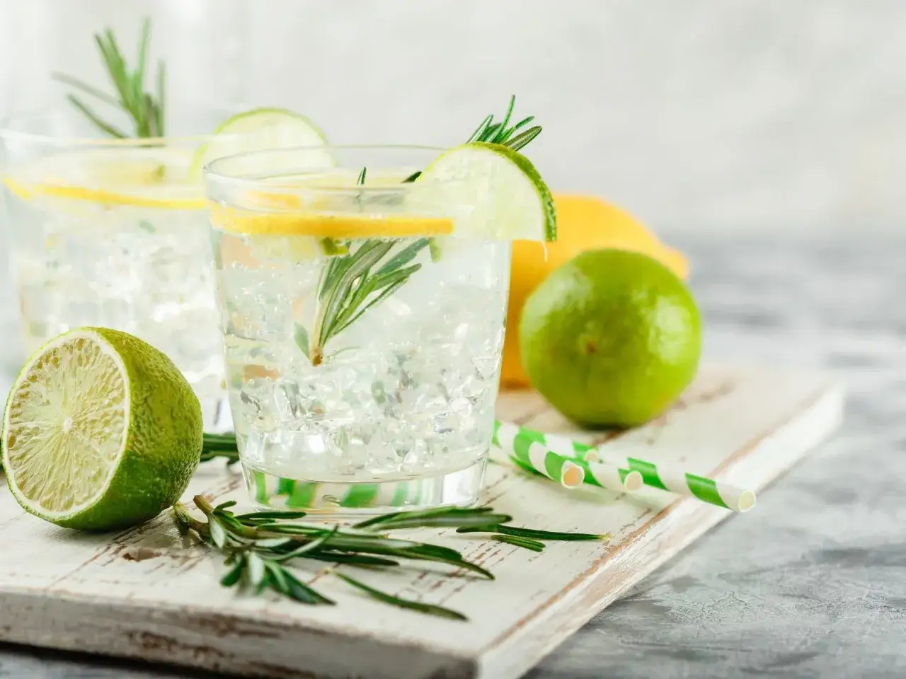 Erfrischendes Tonic Water mit Zitrone und Rosmarin, ideal f&uuml;r die Schwangerschaft.